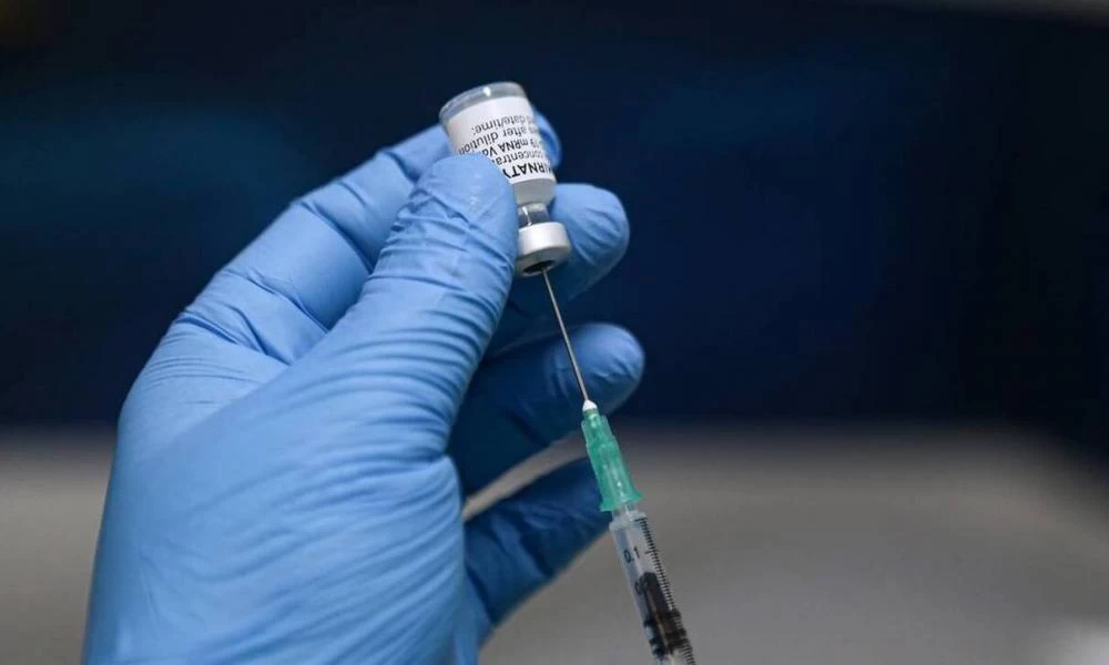 Αλαλούμ με το AstraZeneca στην Ελλάδα: Μαζικές ακυρώσεις για τη 2η δόση